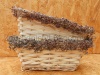 Proutěný truhlík zdobený sušinou (b)